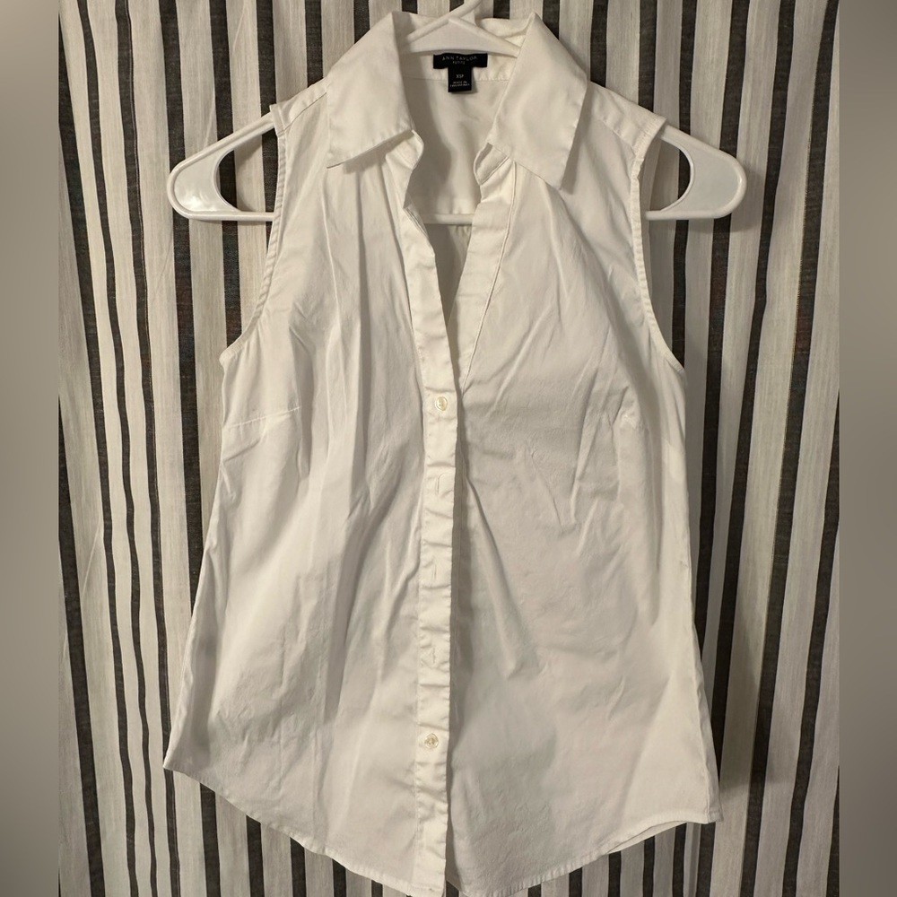 Ann Taylor Sleeveless Blouse. XSPetite. White. Like new, needs ironing